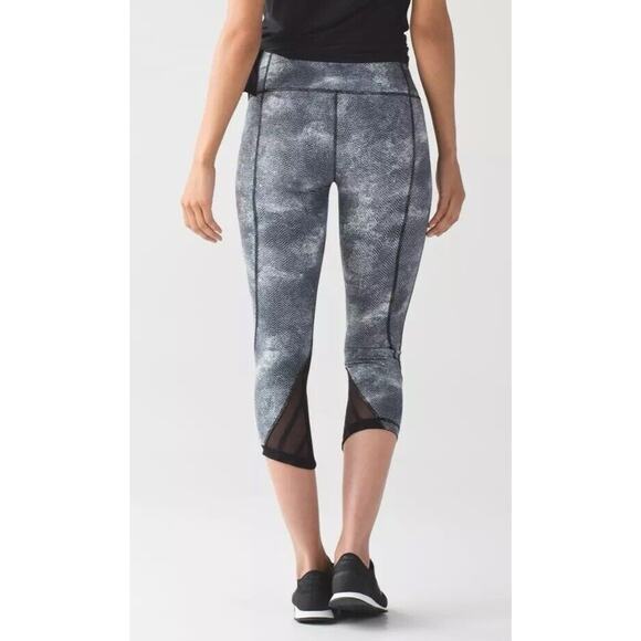 Lululemon Essential Rhythm Crop Full On Luxtreme Diffusion White Black Womens 6 - Picture 1 of 5